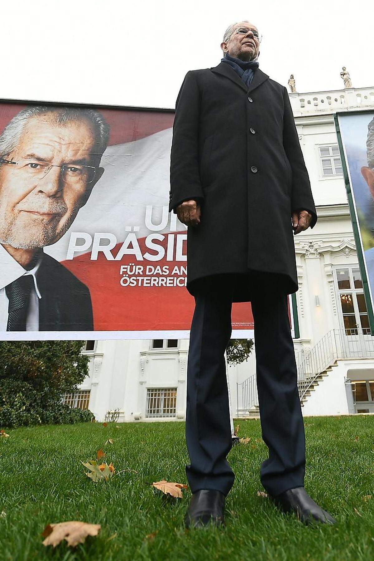 „Wir haben es schon einmal geschafft, und wir werden es ein zweites Mal schaffen – ein drittes Mal wird ja wohl nicht notwendig sein“, hatte Van der Bellen noch zwei Tage vor dem entscheidenden Urnengang, bei seinem Wahlkampfabschluss im zehnten Wiener Gemeindebezirk, gesagt. Und er fügte hinzu: „Lassen Sie mich bitte Ihr Präsident der Mitte sein“, denn: „Wir wollen und werden uns nicht wundern“, ließ er eine Spitze gegen seinen Kontrahenten um das höchste Amt im Staat, Norbert Hofer, folgen.  