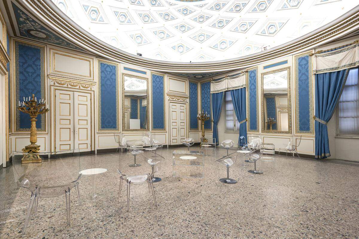 Kartell hat nicht nur ein eigenes Museum eröffnet, Möbelstücke finden sich auch im Palazzo Reale und im italienischen Pavillon. Des weiteren wird ein Projekt der Caritas unterstützt.