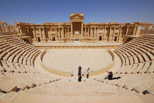 "Islamischer Staate nahm Palmyra ein". Als diese Nachricht im Mai 2015 rund um die Welt ging, schrillten die Alarmglocken. Denn Palmyra ist nicht nur strategisch wichtig, es beheimatet vor allem auch Syriens bekannteste antike Ruinenstadt. Sie zählt zum UNESCO-Weltkulturerbe. Nach ihrer Vertreibung durch die syrische Armee im März vergangenen Jahres kehrte die Jihadistenmiliz im Dezember in die Stadt zurück.