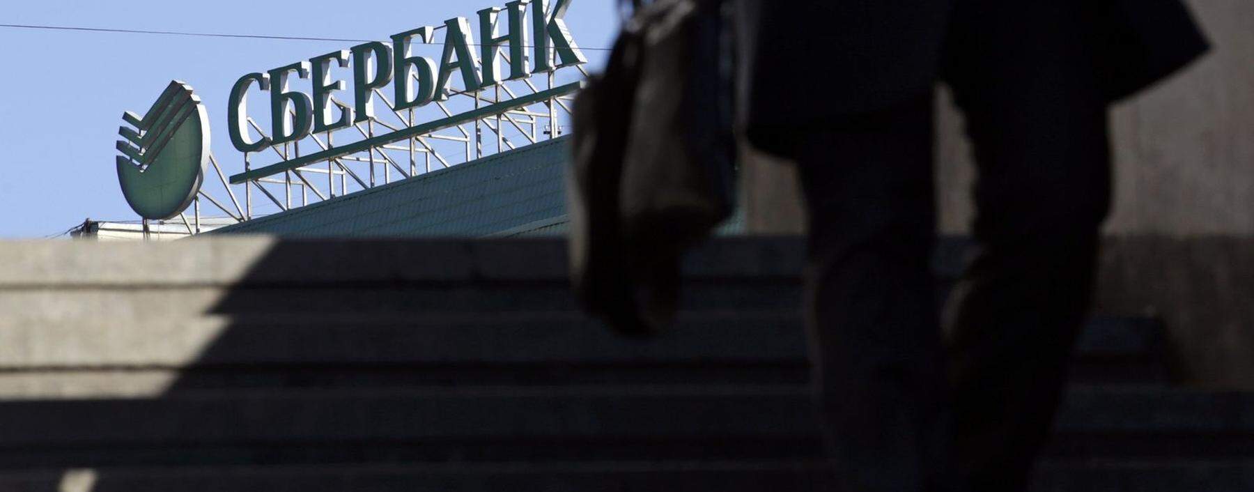 Blick aus einer Moskauer Unterführung auf das Logo der Sberbank. Der Riese ist quasi ein Staat im Staat. 
