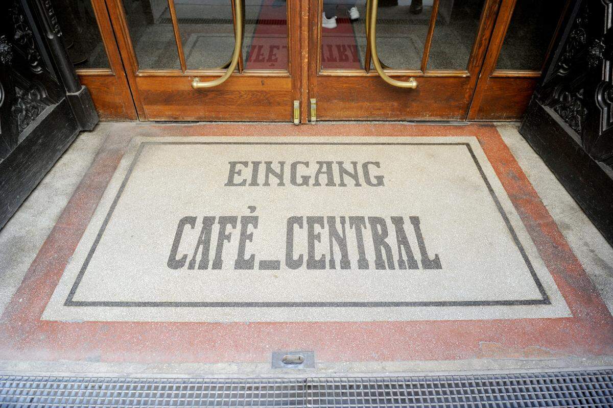 Das Café Central war ursprünglich im Arkadenhof des Palais Ferstel untergebracht. Der Eingang bei der Herrengasse 14 deutet noch darauf hin. (Zum Bericht: "Ferstel - Vom Bankhaus zum Palais")