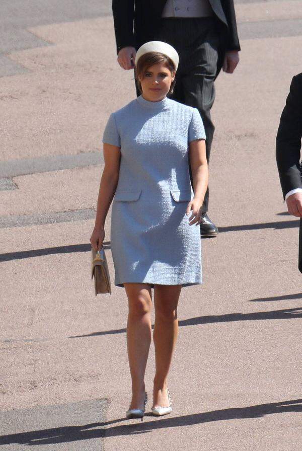 Schwester Prinzessin Eugenie zollte der US-Braut in einem Outfit à la Jackie Kennedy Tribut.