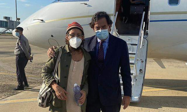 Verhander Richardson (re.) und Journalist Fenster beim Antritt der Heimreise aus Myanmar.