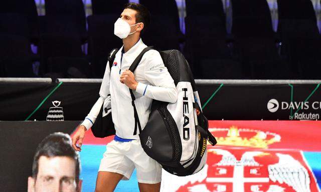 Novak Djoković betritt den Court der Olympiaworld in Innsbruck. Die Unterstützung seitens des Publikums fehlt ihm, nur seine Teamkollegen feuern ihn an.  