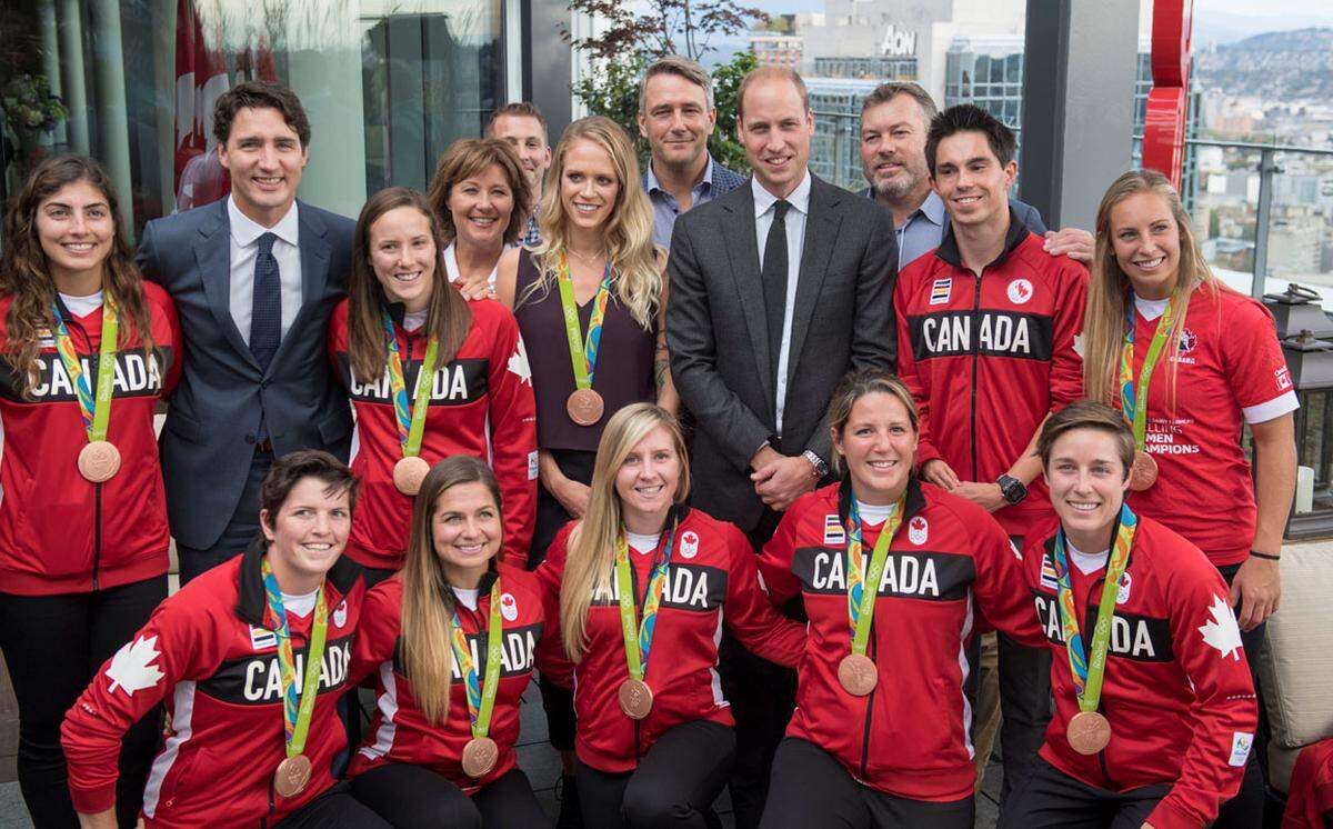 Prinz William umzingelt von kanadischen Goldmedaillen, die alle zusammen den 20. Platz in Rio eroberten.