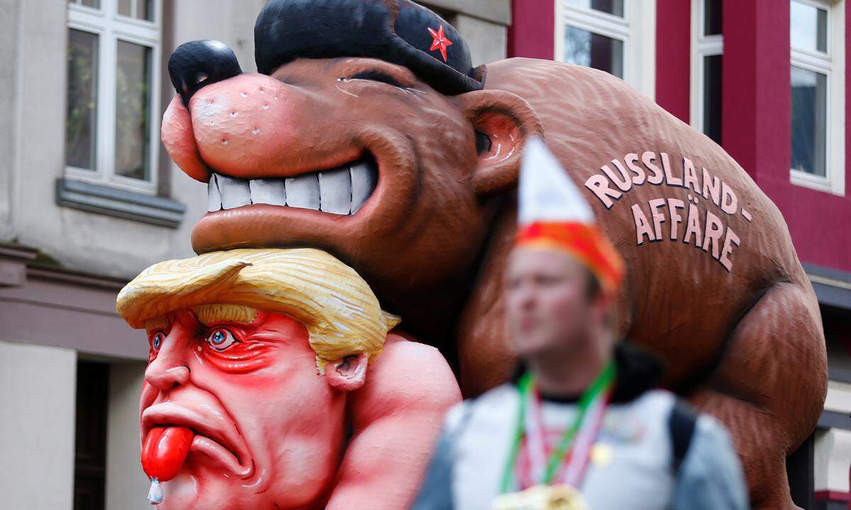 Etwas derber stellen die Düsseldorfer Jecken die Probleme von US-Präsident Donald Trump mit der Russland-Affäre dar.