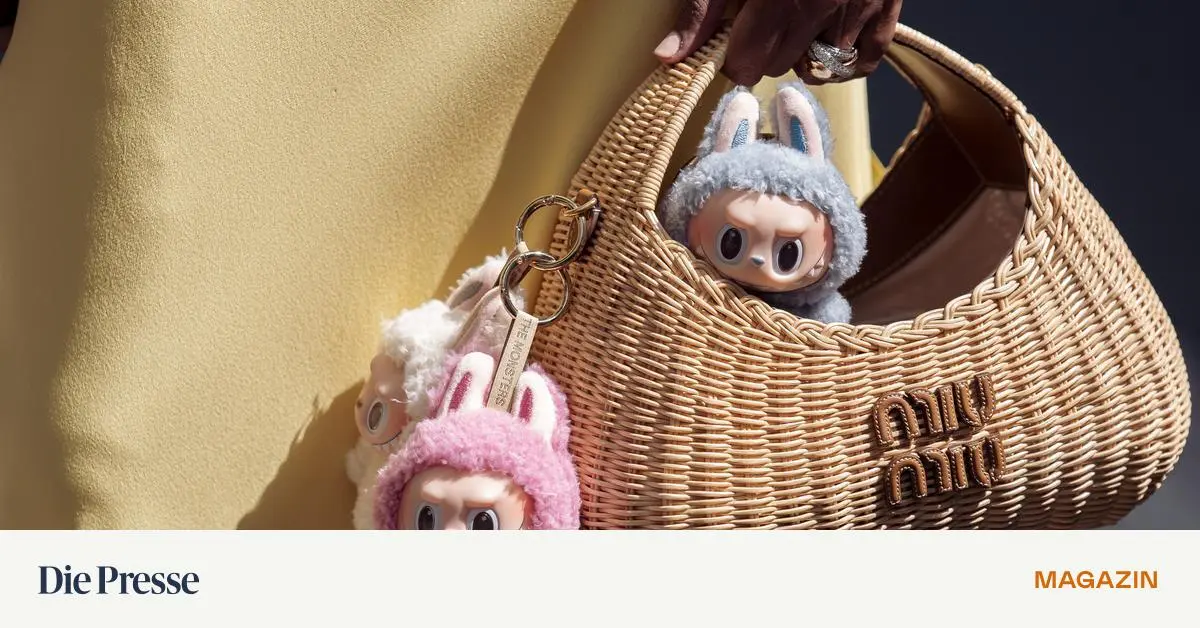 Warum-sich-die-Modewelt-kleine-Monster-an-die-Handtasche-h-ngt-premium-