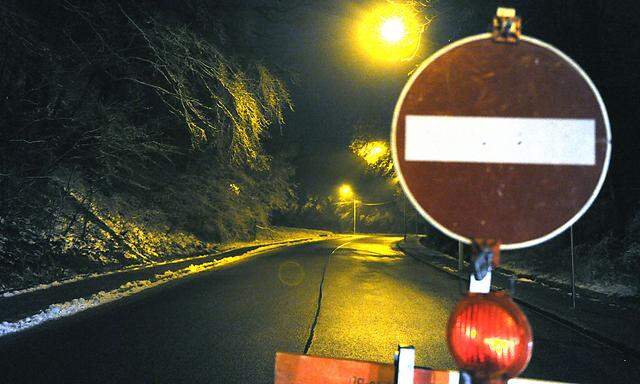 Blick auf die gesperrte Höhenstraße in der Nacht auf den 26. Dezember 2012.