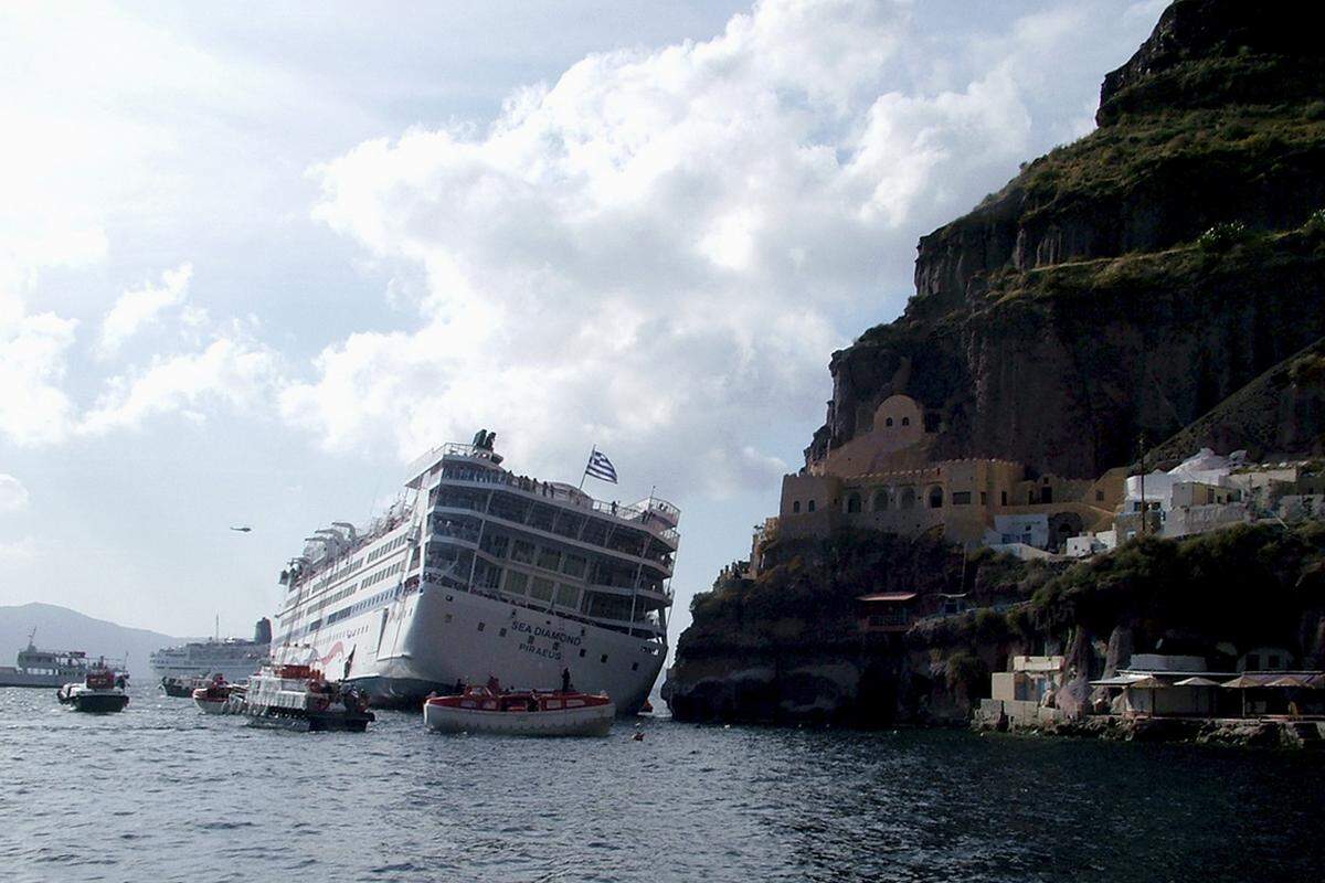 April 2007: Vor dem Hafen der griechischen Insel Santorin läuft das Kreuzfahrtschiff "Sea Diamond" nach einem Navigationsfehler auf Grund und sinkt. Zwei Passagiere ertrinken. Die anderen rund 1500 Menschen an Bord werden gerettet. Der Kapitän und drei Besatzungsmitglieder werden festgenommen.