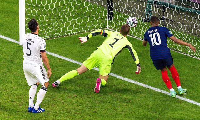 Tor zum 1:0 fuer Frankreich, Eigentor durch Mats Hummels (Deutschland, 05), Manuel Neuer (Deutschland, 01), Kylian Mbapp