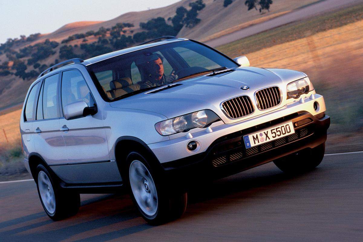 1999 dringt BMW mit der X Klasse in ein neues Marktsegment vor: Jenes der SUV. Das erste Modell ist der BMW X5. Inzwischen gibt es vier X-Modellreihen: X1, X3, X5 und X6.