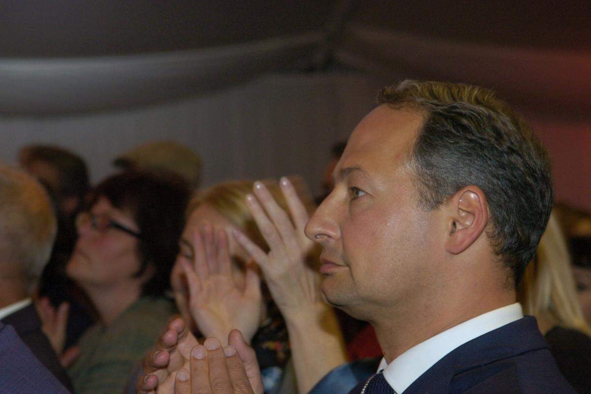 Finanzstaatssekretär Andreas Schieder lauscht der Rede seines Bundeskanzlers. Letztlich ist die SPÖ noch mit einem blauen Auge aus der Wahl gekommen. Immerhin wurde man stimmenstärkste Partei, so Faymann.