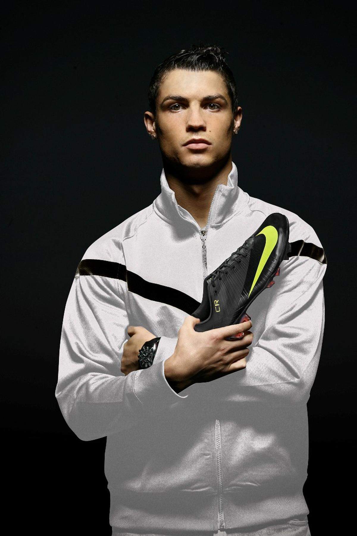 Seit 2011 bringt Nike Kollektionen aus Ronaldos eigenem Modelabel CR7 auf den Markt. Der Fußballer hat als erster Sportler überhaupt einen Werbevertrag auf Lebenszeit bekommen.