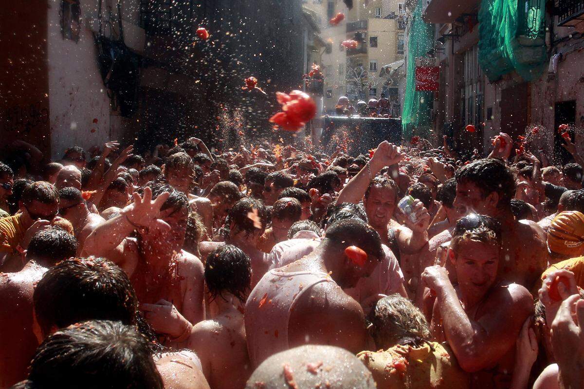 Rund um den überfüllten Platz belagerten Zuschauer die Balkone, einige beteiligten sich von oben an der "Tomatina".