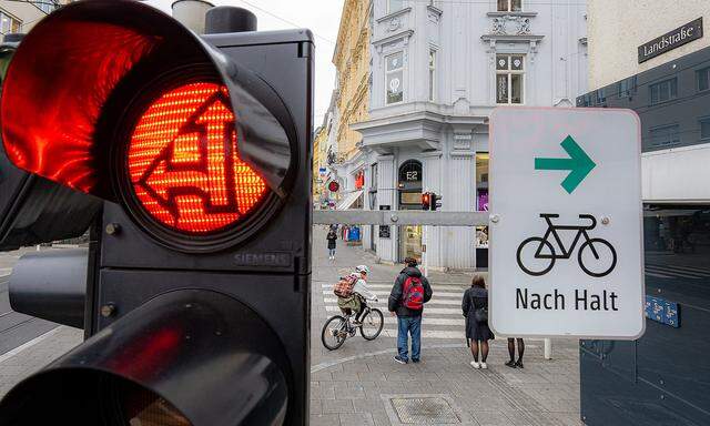 In Linz sind bereits erste Schilder montiert, die Radlern das Rechtsabbiegen trotz roter Ampel ermöglichen.