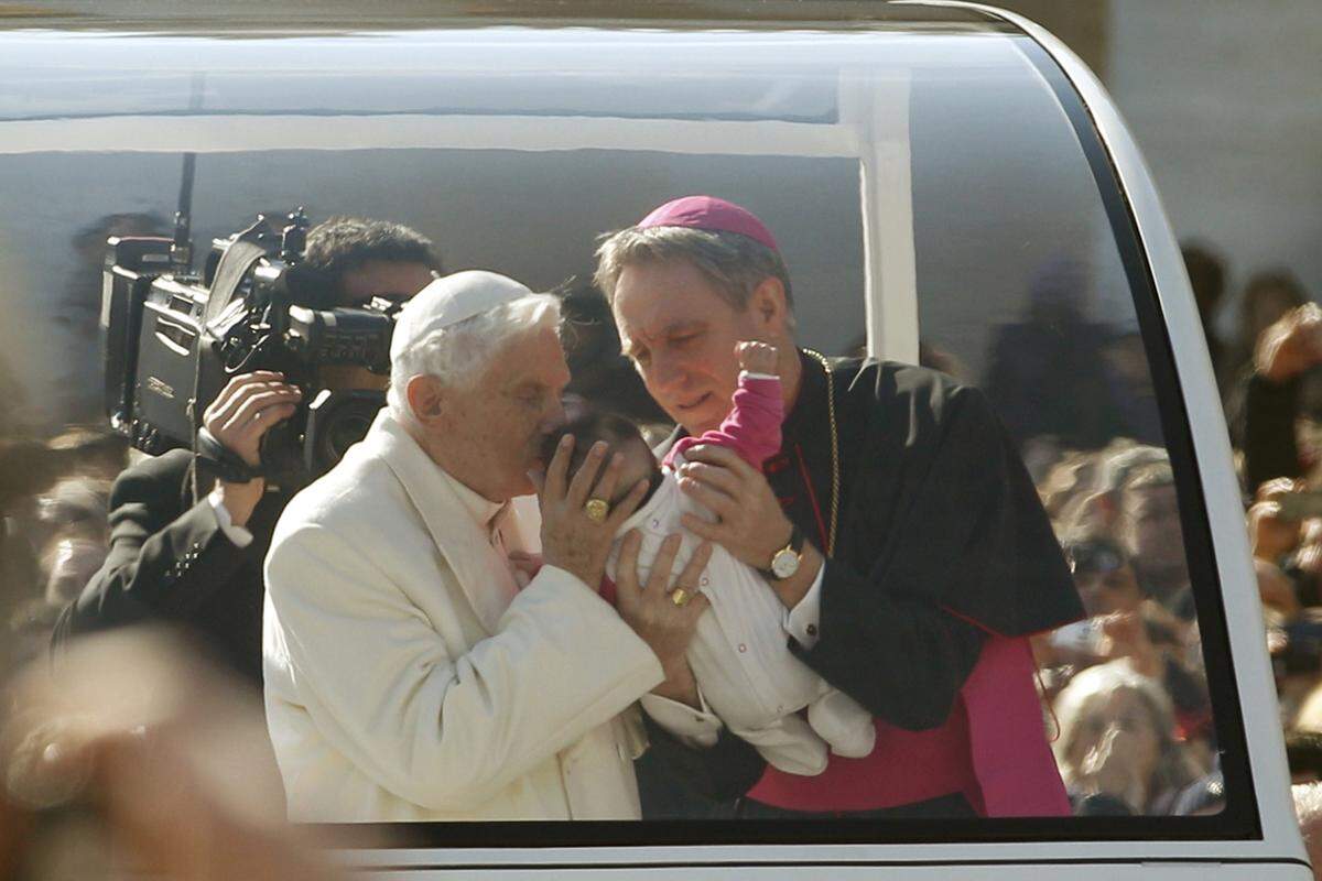 Auf dem Weg durch die Menge segnete der Papst Kinder.
