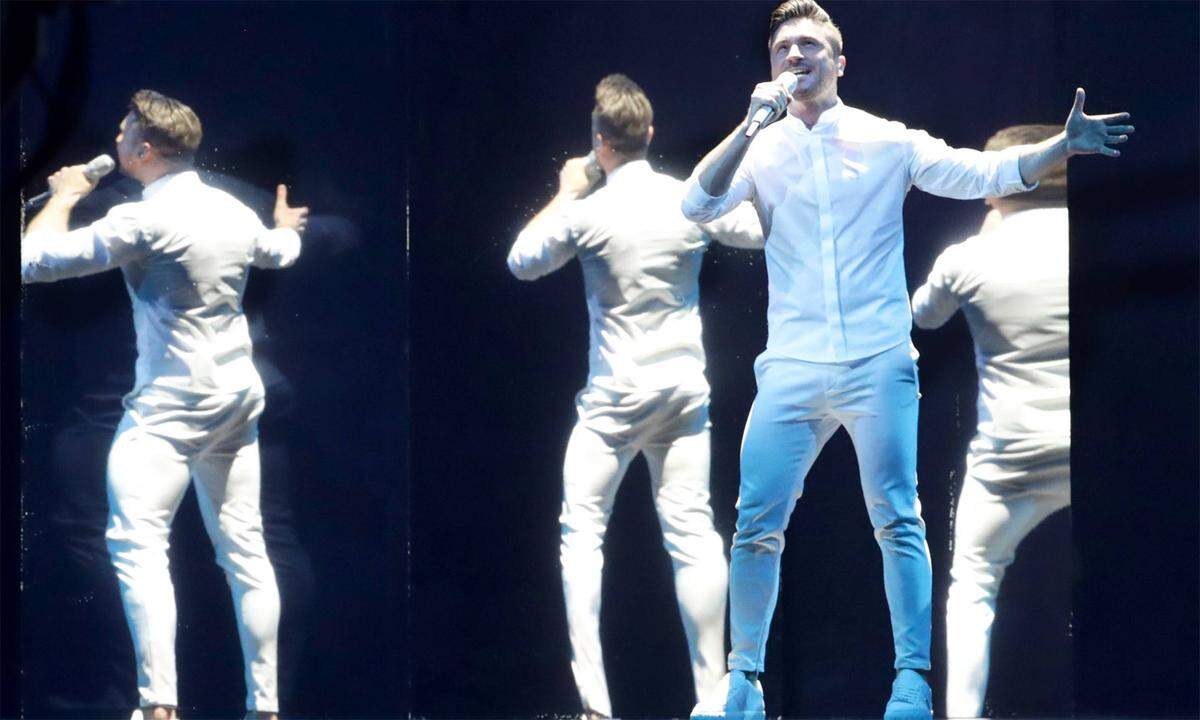 Sergey Lazarev versuchte es schon zum zweiten Mal beim Song Contest und ist einer der Favoriten. In "Scream" sind Tränen nicht still, sie schreien. Ja, viel Pathos hat der Russe bei der Bekämpfung seiner Kinderängste dabei. Die Spiegelchoreographie bringt ihn mehrfach in den Fokus. Regen, Pathos, jeder Ton sitzt: Das ist Song-Contest-Material. Das Halbfinale war eine Formalität. Finale >>>