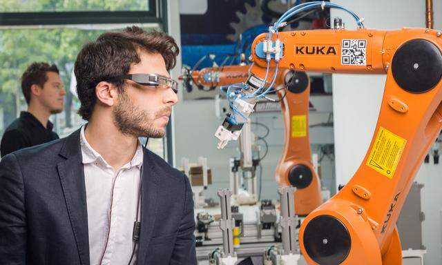 An den digitalen Fabriken wird auch der Einsatz von Robotern untersucht, die Roboter herstellen können.  