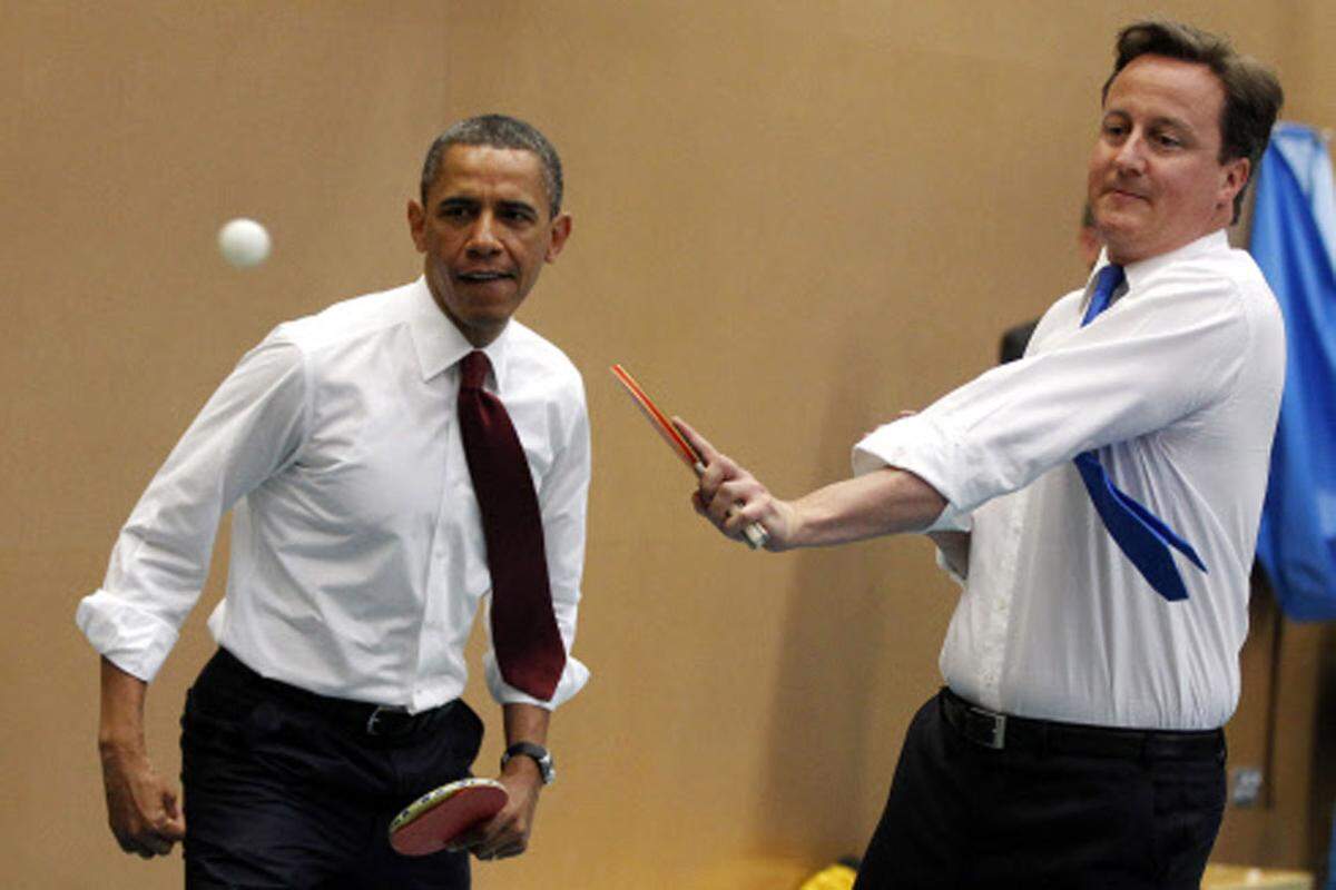 US-Präsident Barack Obama und der britische Premier David Cameron messen sich mit Studenten der Globe Academy in London im Tischtennis.