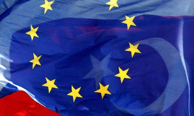 Symbolbild: Flaggen der EU und der Türkei