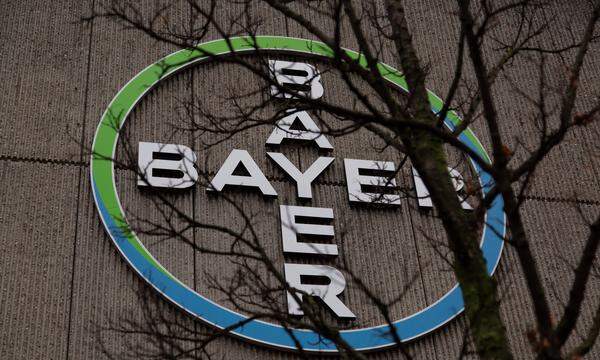 „Obwohl das Gericht die verfassungswidrig überhöhte Schadenersatzsumme reduziert hat, sind wir mit dem Haftungsurteil weiterhin nicht einverstanden, da das Verfahren durch erhebliche und behebbare Fehler beeinträchtigt wurde“, sagte ein Unternehmenssprecher von Bayer. 
