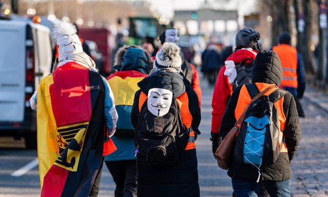 Ein paar Demonstranten bei den Bauernprotesten am Montag in Berlin.