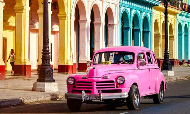 In der Altstadt „La Habana Vieja“ verbreitet sich auf den prächtigen Boulevards mit ihren bunten Oldtimern und fröhlichen Menschen ein einzigartig nostalgisches Flair.