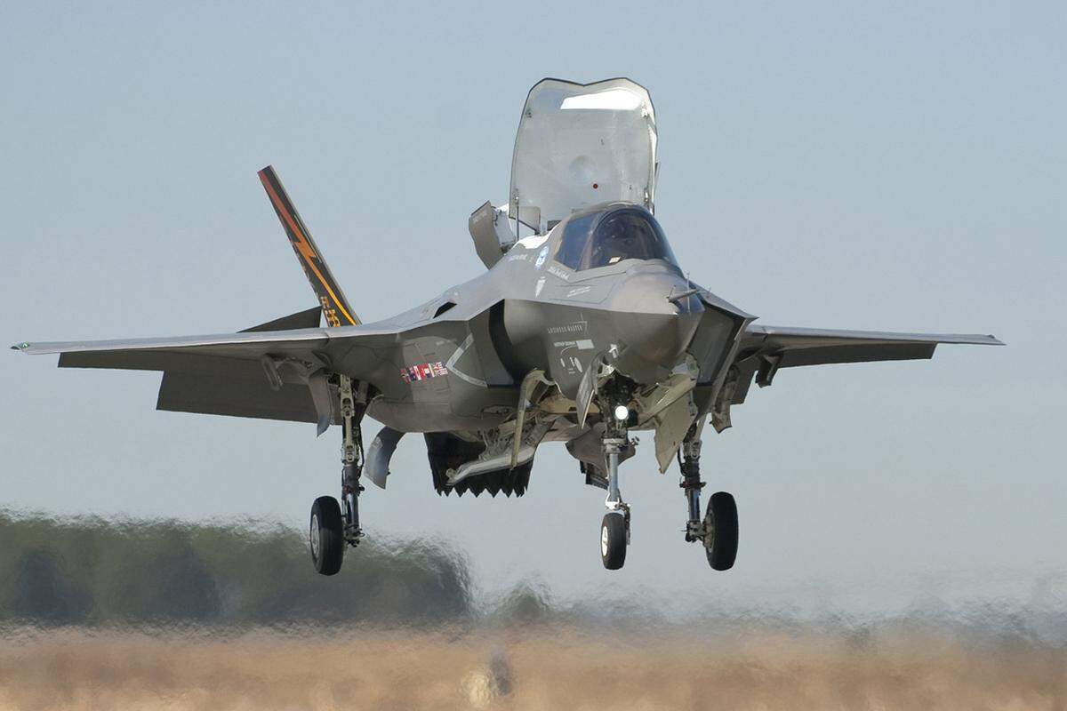 Die F-35 (auch "Joint Strike Fighter") wird von Lockheed Martin produziert. Die USA sind der Hauptabnehmer, die Jets werden aber auch von zehn anderen Staaten beschafft, darunter Großbritannien, Türkei, Australien, die Niederlande und Italien.