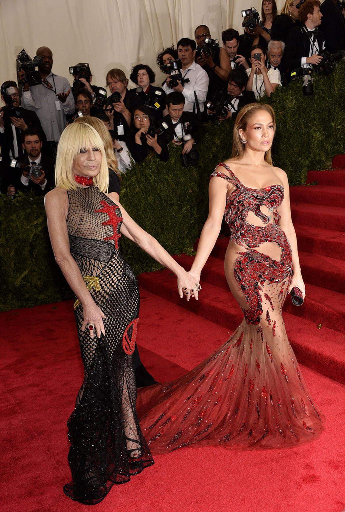 Jennifer Lopez ließ in Atlelier Versace tief blicken.