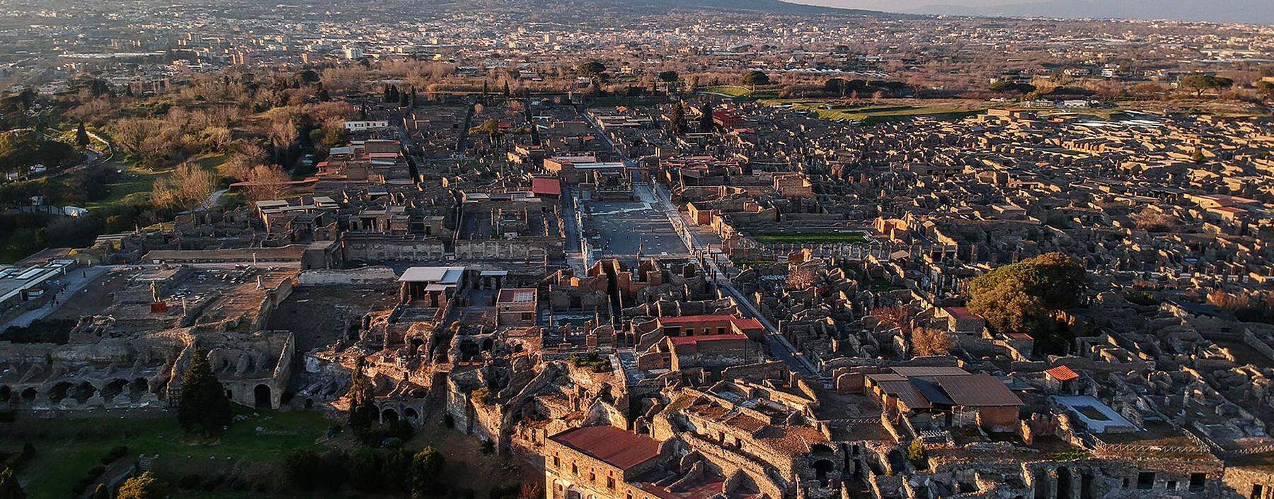 Ein Drohnenflug über die neuesten Ausgrabungen in Pompeji am Fuße des Vulkans Vesuv bei Neapel in Italien.