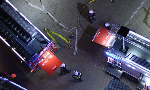 Welche Hintergründe sich hinter den beiden Brandanschlägen auf Lokale der somalischen Community in Wien verbergen, ist derzeit nicht klar. (Symbolbild, aufgenommen bei einem Feuerwehreinsatz in Wien) 