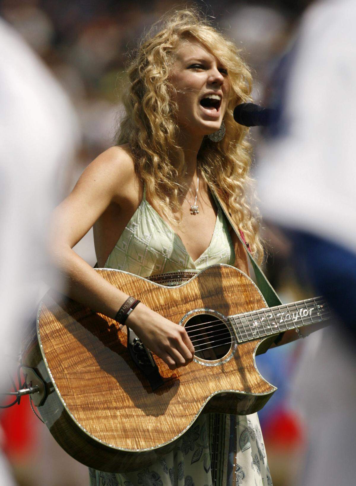 Mit ihren langen blonden Locken, zarten Ärmchen und professionellem Lächeln ist Taylor Swift ein echtes All-American-Girl.