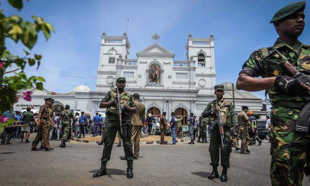 Sicherheitskräfte vor der angegriffenen St.-Antonius-Kirche in Sri Lankas Hauptstadt Colombo.