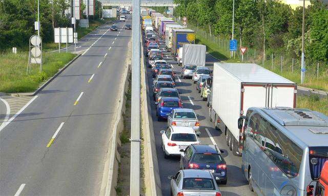 Symbolbild: Stau auf der A23.