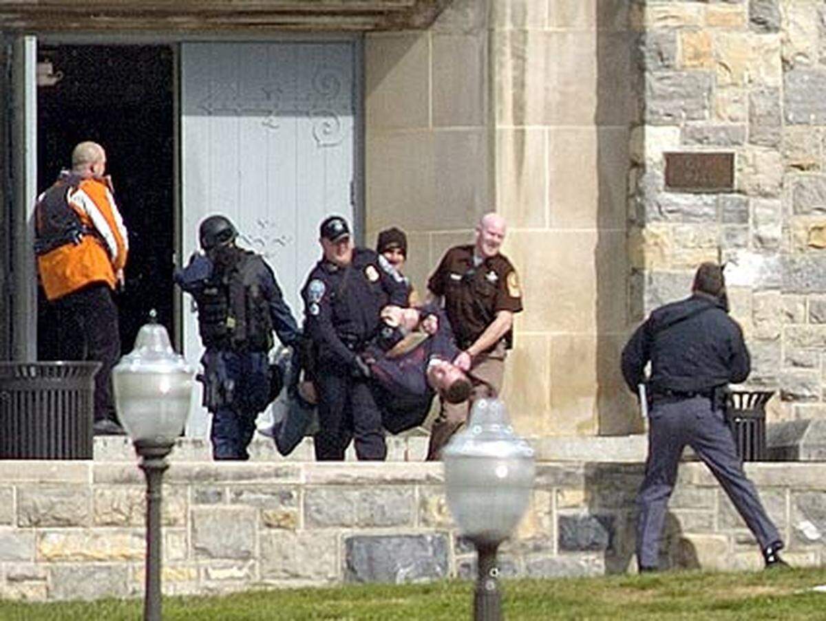 Der 23-jährige Student Cho Seung Hui tötet 32 Menschen auf dem Uni-Campus der Virginia Tech im US-Bundesstaat Virginia, bevor er sich selbst erschießt.