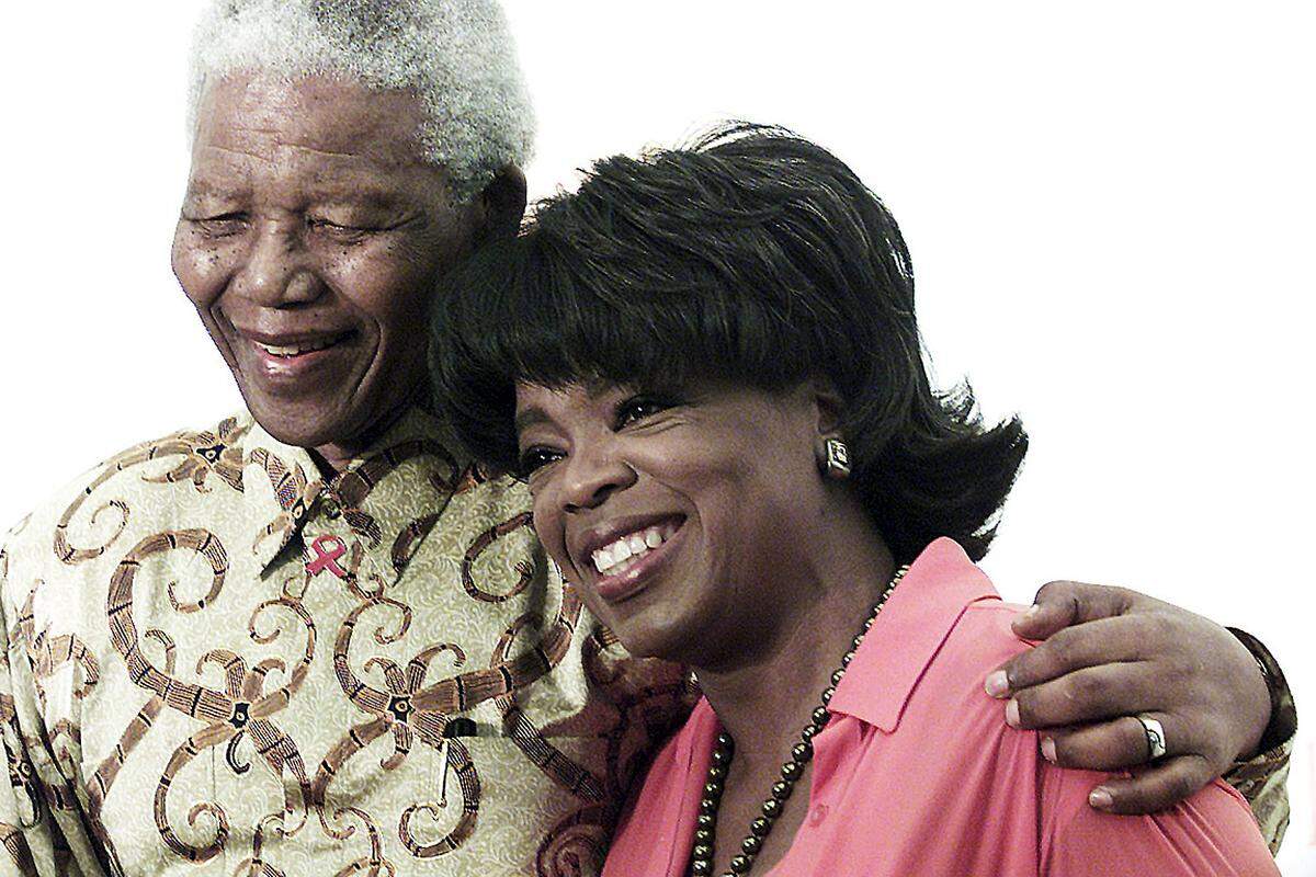 US-Starmoderatorin Oprah Winfrey postete ein Foto auf Instagram, das sie Arm in Arm mit Mandela zeigt. Er sei genauso gewesen, wie man ihn sich vorgestellt habe: "Bescheiden und frei von Verbitterung. Und er hat es immer geliebt, einen guten Witz zu erzählen."