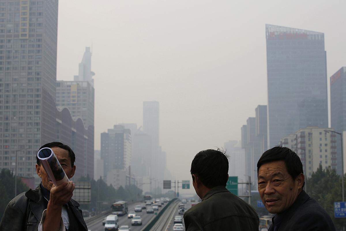 Nach Einschätzung der Zeitung "Beijing Times" dürfte das Smog-Chaos damit zusammenhängen, dass wegen des nahenden Winters das städtische mit Kohle betriebene Heizungsnetz angeschaltet worden sei. Im Bild:  Die Stadt Beijing am 22. Oktober 2013.