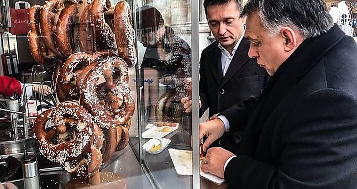 Orbán postete ein Fotoe vom Zwischenstopp beim Würstelstand auf seiner Facebook-Seite.