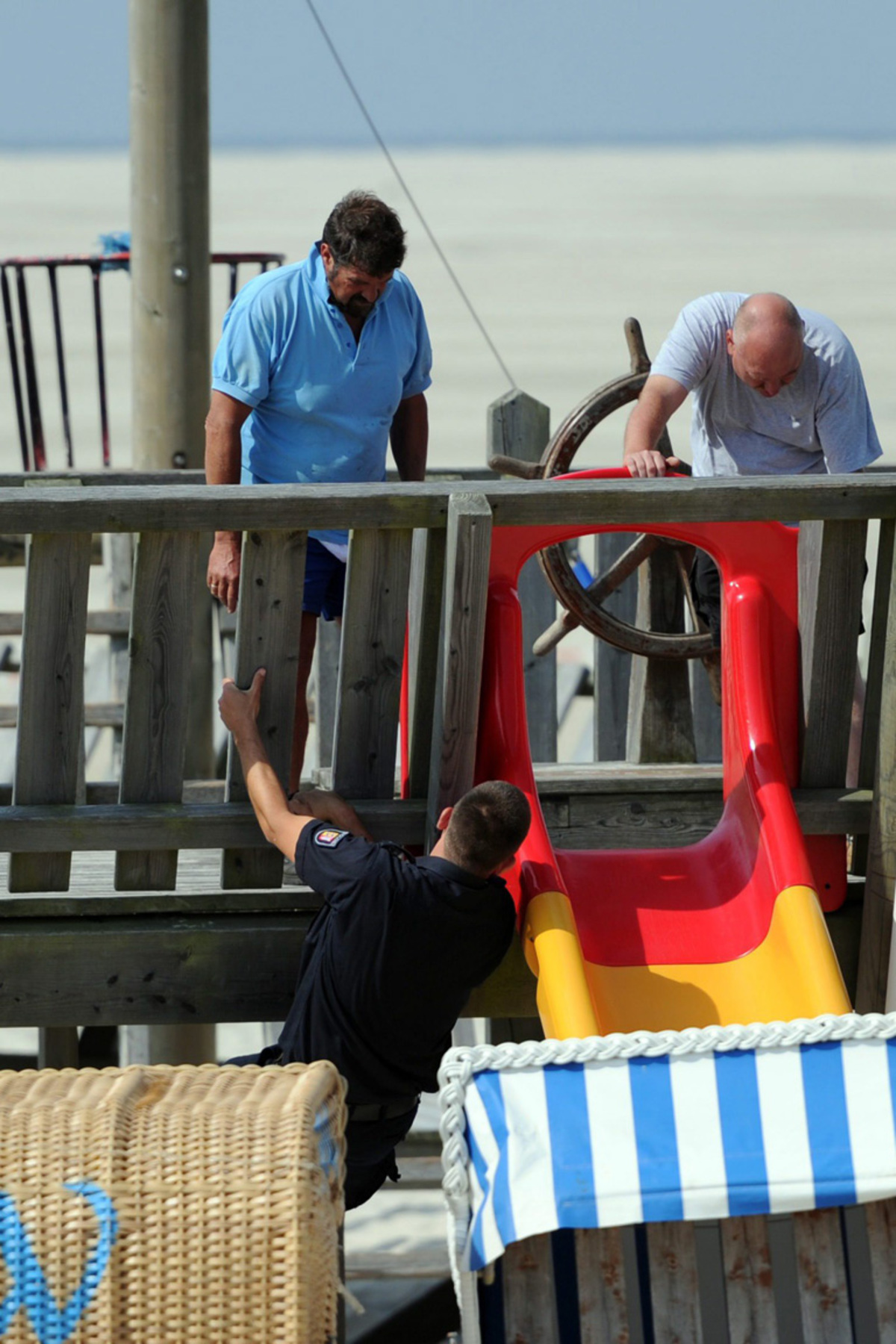 Anstoß für die neuerliche intensive Suche beim "Piratenschiff" war ein Foto gewesen, das ein Zeuge der Polizei zur Verfügung gestellt hatte. Darauf sei deutlich zu sehen, wie ein Bub, bei dem es sich dem Augenschein nach um Sebastian handelt, unter der Kletteranlage im Sand buddelt, beschrieb ein Polizeisprecher.