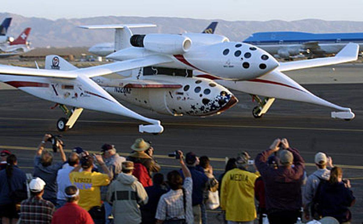 Rutan war auch der Entwickler des Raketenflugzeugs "Space Ship One", das 2004 zweimal aus der Mojave-Wüste in den Weltraum vorstieß. Branson war von dem Projekt so angetan, dass er die Technologie kaufte und nun mit der weiterentwickelten Version die ersten Touristen ins All schicken will. Insgesamt rechnet Virgin Galactic mit mehr als 250 Millionen Dollar Entwicklungskosten. Space Ship One