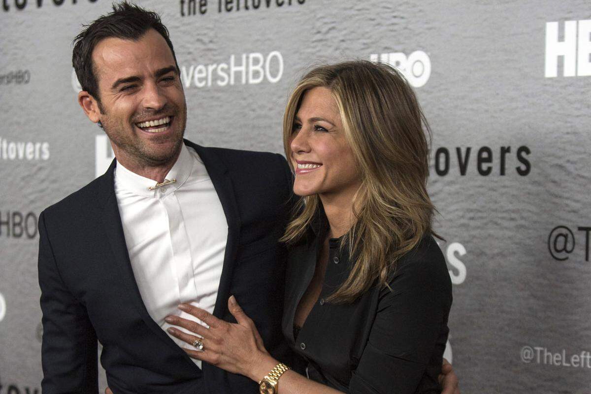 Nach monatelanger Abstinenz zeigten sich Jennifer Aniston und Justin Theroux entgegen aller Trennungsgeruchte strahlend auf dem Roten Teppich zur Serienpremiere von "The Leftlovers" in New York - ganz nebenbei wurde ein dicker Verlobungsring ins rechte Licht geruckt.