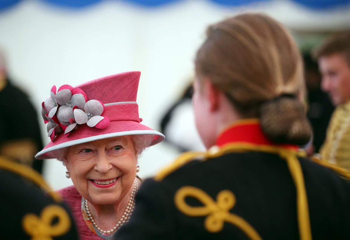 Mehr als elf Millionen Euro aus ihrem Privatvermögen soll die britische Königin Elizabeth II. in Fonds auf den Kaimaninseln und den Bermudas angelegt haben. Das Herzogtum von Lancaster, das für die Anlagen der Queen zuständig ist, erklärte alle Investitionen als rechtmäßig.