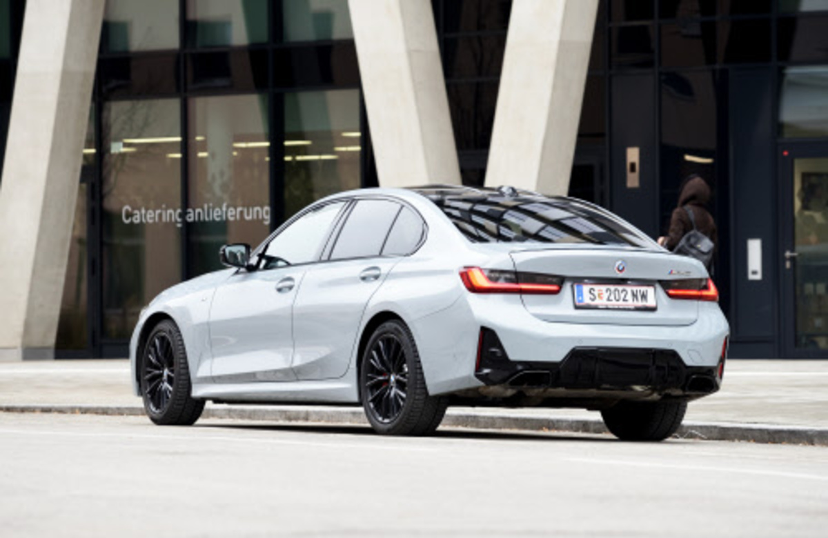 Nachgerade dezent in Bostongrau, auch das Karbondach dürften nur Kenner registrieren. Man merkt's auch von innen: Es dämmt Außengeräusche ein bisschen weniger als die Stahlausführung. 