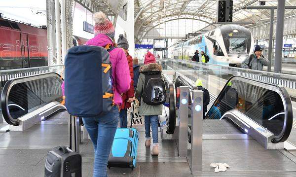 Ein "Wir möchten ja fahren" war in ganz Österreich von den Mitarbeitern der privaten Westbahn zu hören. Diese klärten ihre Kunden darüber auf, dass zwar das Unternehmen nicht bestreikt werde, ein Betrieb aber trotzdem unmöglich sei.