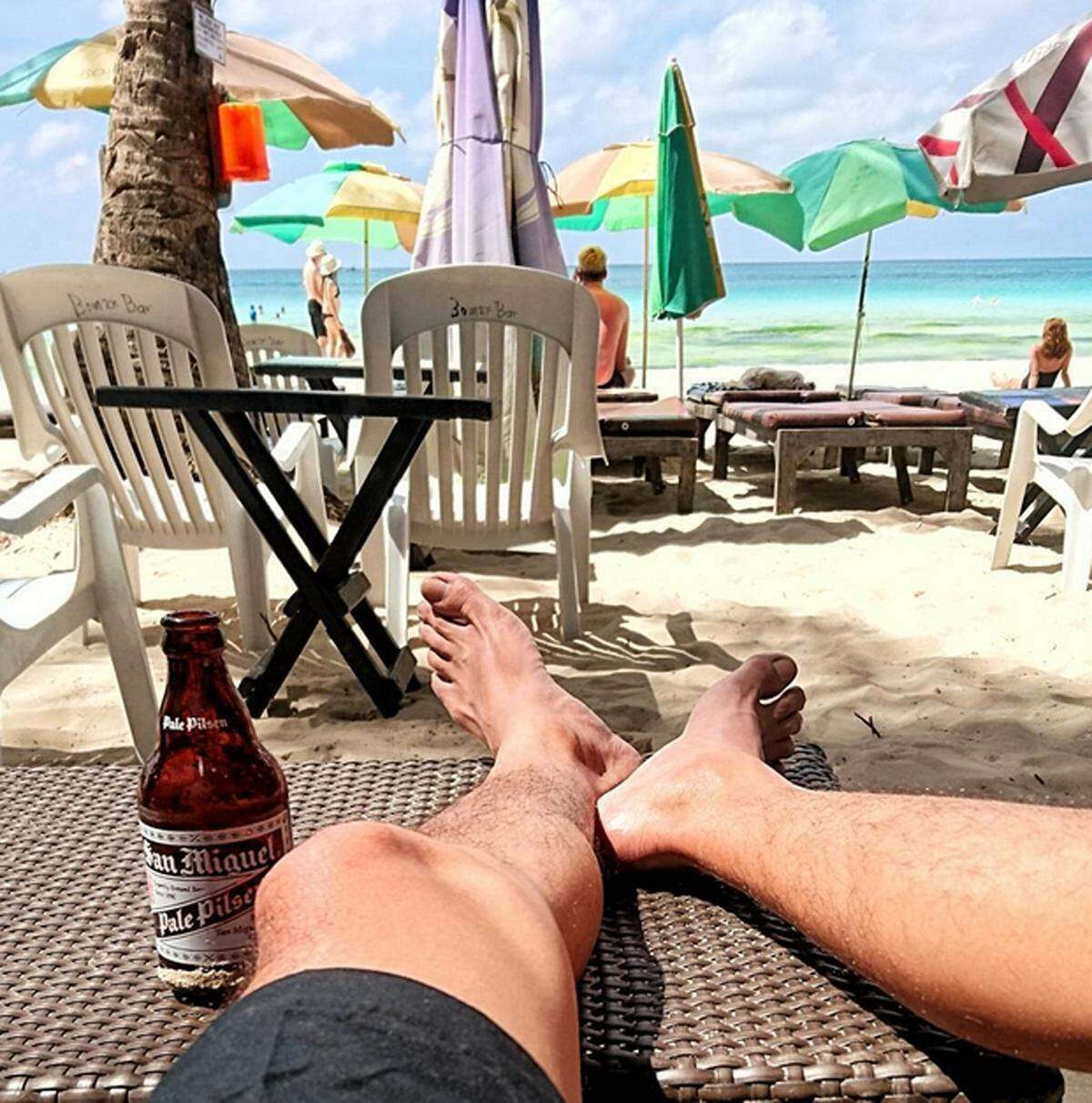 Cocktails und kaltes Bier schmecken in der Hitze natürlich noch besser. Übertreiben sollte man es aber nicht, ein Vollrausch am Strand tut niemanden gut.