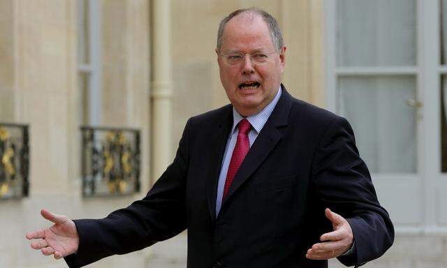 Peer Steinbruck, German Chancellor candidate in upcoming German elections, arrives at the Elysee Palace in Paris