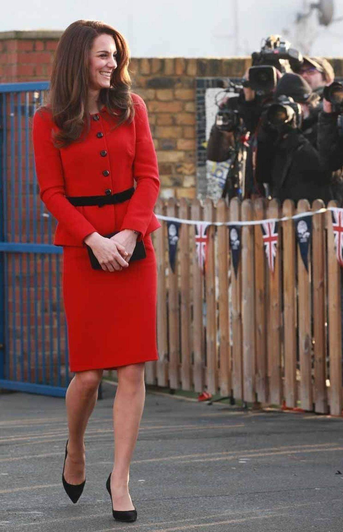 Dieses Outfit ist eigentlich ein alter Hut: Die Herzogin von Cambridge hatte es zum ersten Mal zu einem ihrer allerersten königlichen Termine getragen - das war im Februar 2011, und sie hieß damals noch Kate Middleton. Seit daher hat Herzogin Catherine das rote Ensemble von Luisa Spagnoli mehrmals aus dem Schrank geholt und den Rock sogar um eine Stück verlängern lassen, auf ein royal angemesseneres, konservativeres Maß. Ein Hit ist das Outfit aber immer wieder auf's Neue - so auch hier beim Besuch einer Schule in London im Februar.