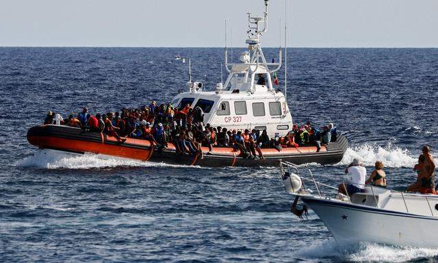 Archivbild eines Küstenwache-Schiffs mit Migranten vor der italienischen Insel Lampedusa.