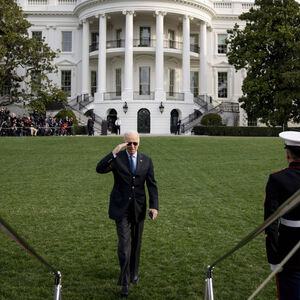 Salut für den Oberbefehlshaber. Joe Biden dirigiert aus dem Weißen Haus die Anti-Putin-Allianz in Europa. 