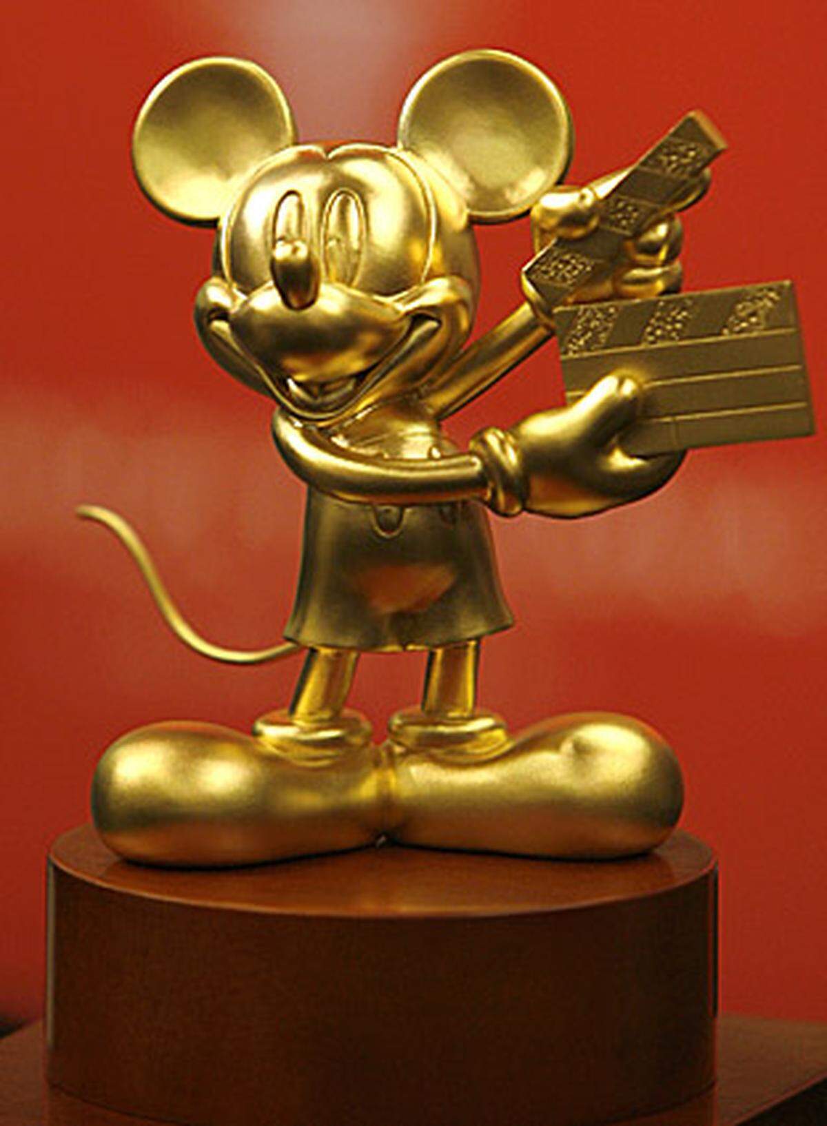 Dem Disney-Konzern hat Micky Maus einen Reichtum beschert, von dem selbst Dagobert Duck nur träumen kann. 1930 durfte gegen eine Gebühr von 300 Dollar erstmals ein Unternehmen eine Schulmappe mit der Maus bedrucken. Seither gibt es von der Unterhose bis zur Kaffeetasse kaum einen Gebrauchsgegenstand, der nicht mit dem Nagerdesign zu haben ist.